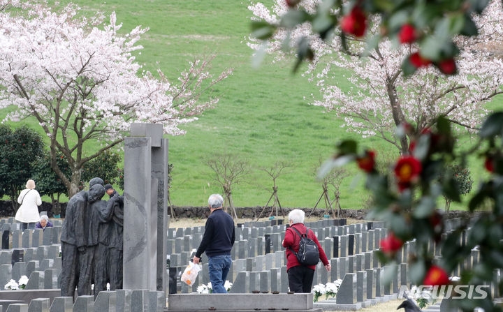 수요일이자 4·3 희생자 추념일인 3일은 전국이 비교적 포근한 날씨를 보이는 가운데 봄비가 내리겠다. 사진은 제76주년 제주4·3 추념일을 하루 앞둔 지난 2일 오전 제주시 봉개동 제주4·3평화공원 행방불명인 표지에 유족들의 참배 발걸음이 이어지는 모습.