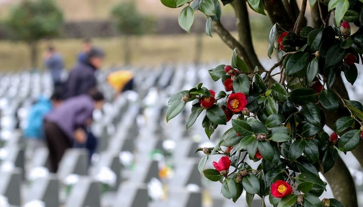 제76주년 제주4·3 추념일을 하루 앞둔 2일 오전 제주시 봉개동 제주4·3평화공원 행방불명인 표지에 유족들의 참배 발걸음이 이어지고 있다.