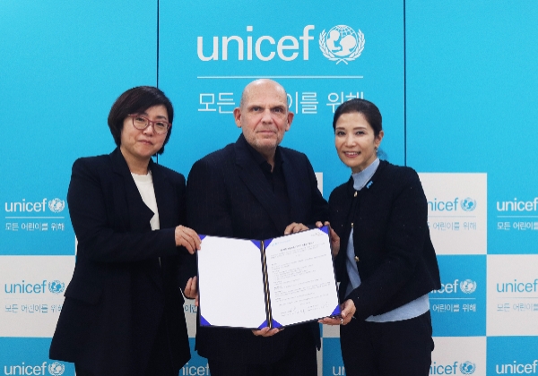 조미진 유니세프 한국위원회 사무총장(오른쪽부터)과 얍 판 츠베덴 서울시립교향악단 음악감독, 손은경 서울시립교향악단 대표이사 (사진제공=유니세프 한국위원회)