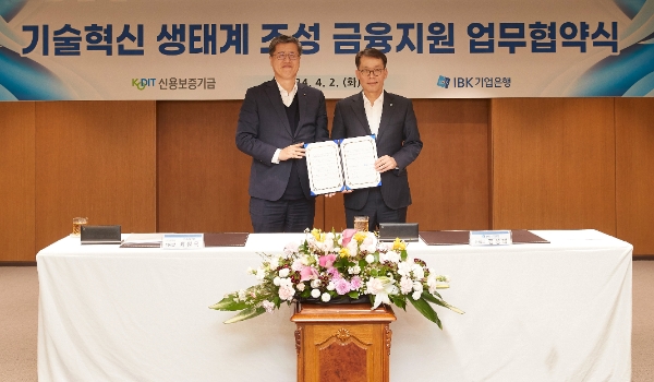 지난 4월 2일 기업은행 본점에서 열린 ‘기술혁신 생태계 조성 금융지원 업무협약식’에서 김성태 IBK기업은행 은행장(오른쪽)과 최원목 신용보증기금 이사장(왼쪽)이 기념촬영을 하고 있는 모습. / 사진=IBK기업은행 제공
