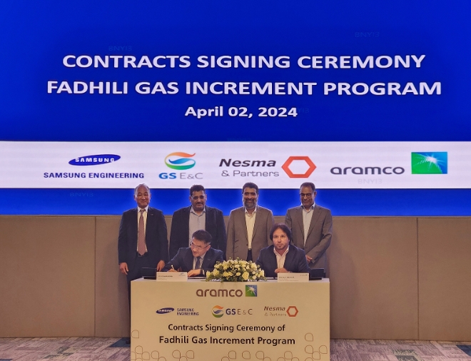 삼성E&A는 지난 2일 사우디아라비아의 국영석유회사 아람코와 ‘파딜리 가스 증설 프로그램 패키지 1번, 4번’에 대한 서명식을 진행했다고 3일 밝혔다. 사진은 행사 참석자들이 서명을 하고 있다. (앞열 왼쪽부터)삼성E&A 남궁 홍 사장, 야흐야 아부샬 부사장. (사진 = 삼성E&A 제공)