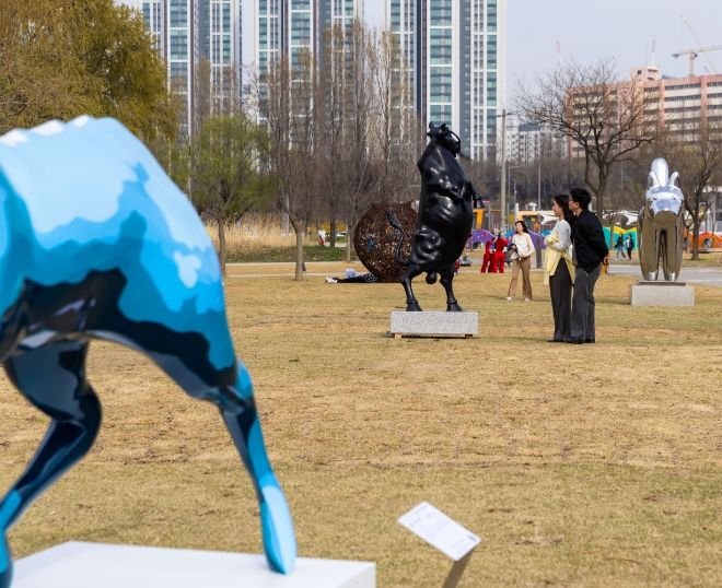 크라운해태가 지난 2일부터 조각작품 한강 순회전시를 여는 반포 한강공원에 조각 작품들이 전시되고 있다. / 사진=크라운해태 제공