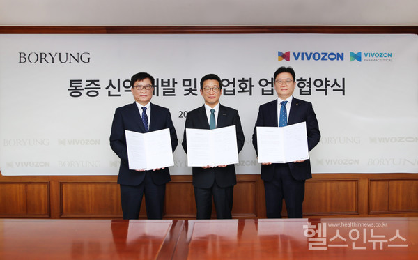 비보존그룹이두현회장(왼쪽)과비보존제약장부환대표이사(오른쪽)가보령장두현대표(가운데)와비마약성진통제오피란제린의국내상업화를위한업무협력MOU체결식을마치고기념촬영을하고있다.