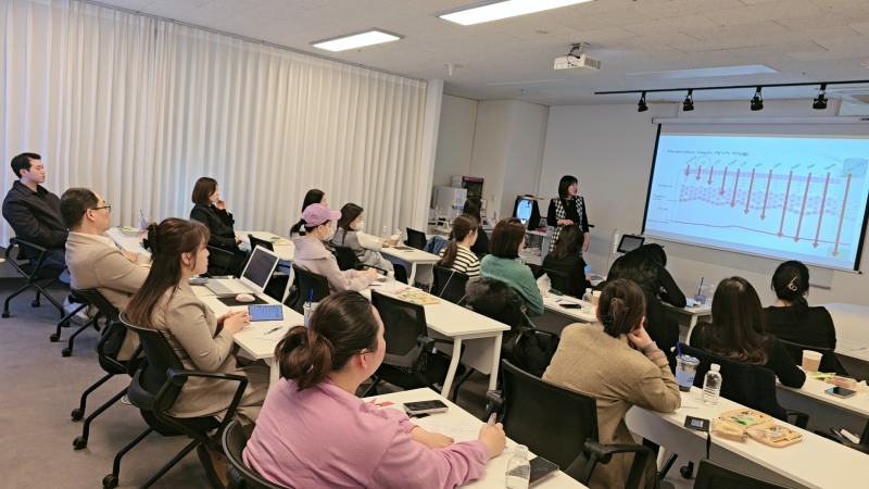 ▲고객을 성장시키기 위한 엑실런 피부 교육을 진행하고 있다. 엑실런 제공