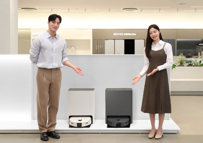 삼성전자 모델이 서울 강남구 논현동에 위치한 삼성스토어 청담점에서 3일 출시된 '비스포크 AI 스팀'을 소개하고 있다.