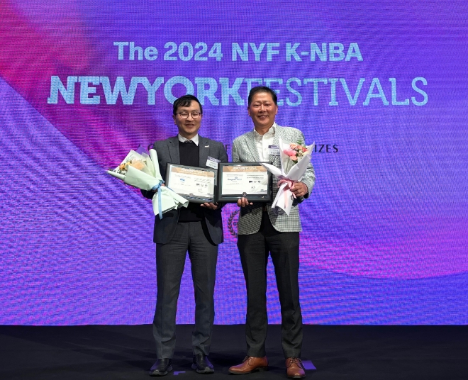 지난 3일 열린 ‘2024 뉴욕페스티벌 대한민국 국가브랜드대상’ 시상식에서 김도진 동원F&B 마케팅커뮤니케이션실장(오른쪽)과 이상진 동원F&B 유가공본부장이 기념 촬영을 하고 있다. / 사진=동원F&B 제공
