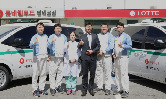 이창엽 롯데웰푸드 대표이사(왼쪽에서 네 번째)와 임직원들이 기념 촬영하고 있다. / 사진=롯데웰푸드 제공