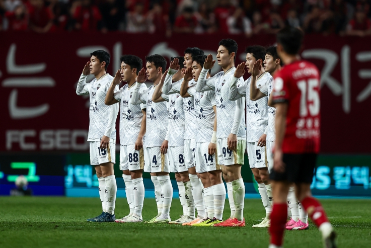 사진=김천상무 선수단이 서울전 득점에 성공 후 거수경례 셀레브레이션을 하고 있다.