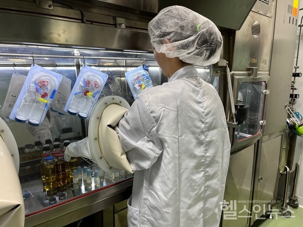 아이솔레이터를활용해무균시험을실시하는케이메디허브연구원