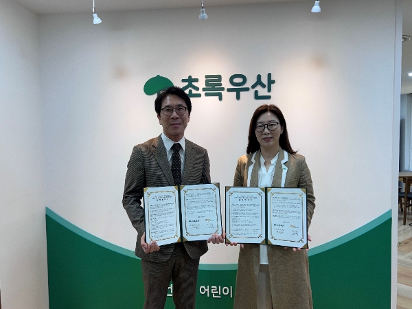 (사진=초록우산 제공)초록우산과 공공의료복지네트워크가 지난 2일 서울 중구 어린이재단빌딩에서 사회적 가치 창출 및 지역사회 네트워크 활성화를 위한 업무협약을 체결하고 있다. (왼쪽부터 공공의료복지네트워크 김성국 대표, 초록우산 신정원 서울지역본부장)
