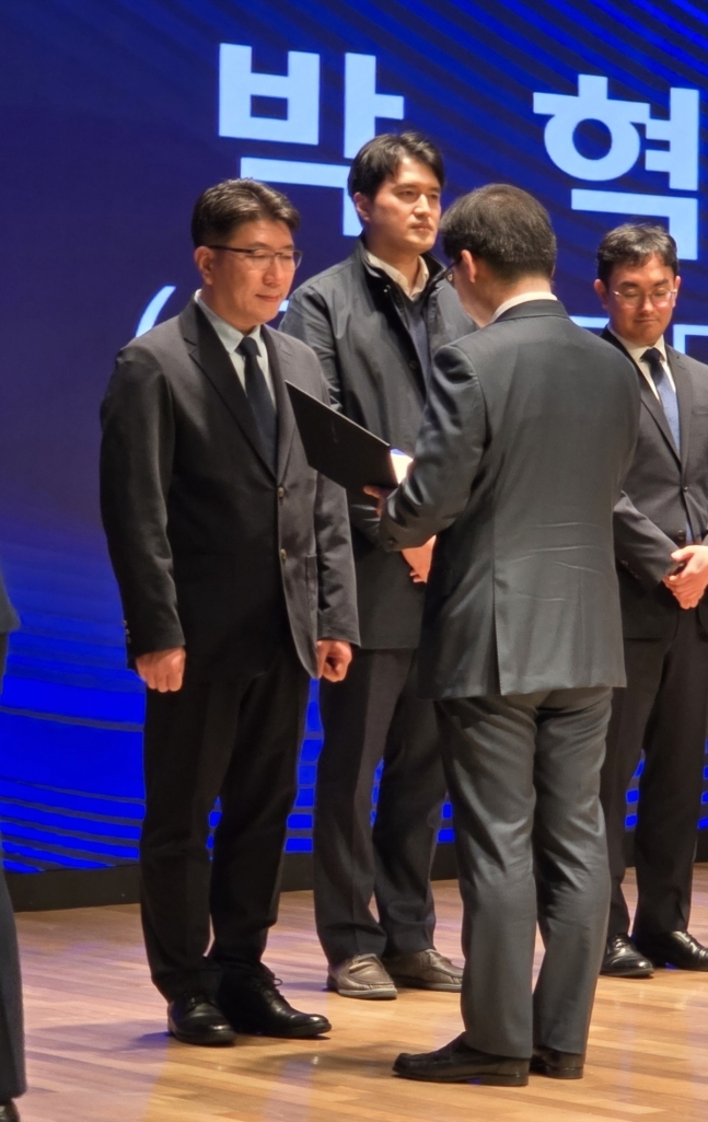 박혁진 종근당 이사보가 지난 1일 개최된 제23회 공정거래의 날 기념행사에서한기정 공정거래위원장으로부터 표창을 받고 있다. (사진=종근당)