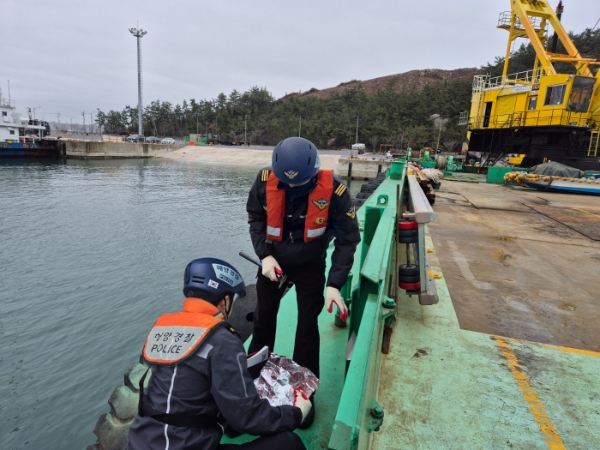 해상 유출유의 시료 채취 / 사진=목포해경 제공
