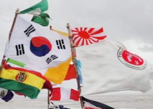 볼리비아 우유니 소금사막에 걸려 있던 욱일기 모습