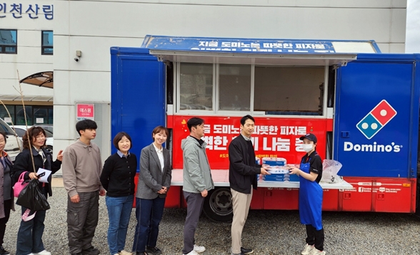 도미노피자, 인천산림조합에 파티카로 피자 전달