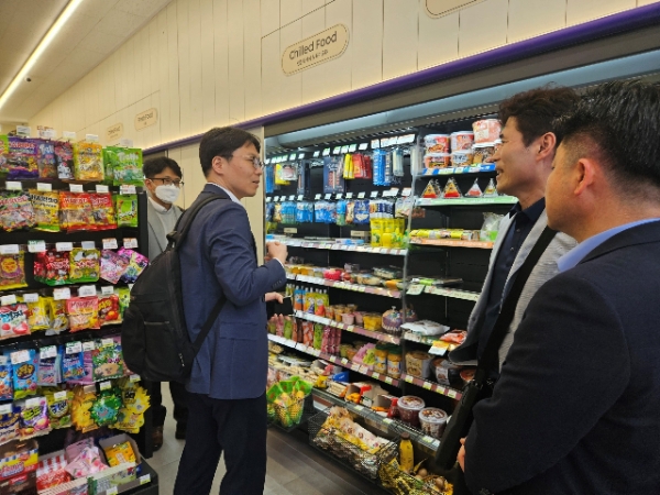 산업부 최연우 에너지정책관(왼쪽에서 두번째)이 간담회를 마치고 인근 편의점을 방문하여 Door형 냉장고 필요성을 설명하며 지원사업을 홍보하고 있다. / 사진=한전 제공