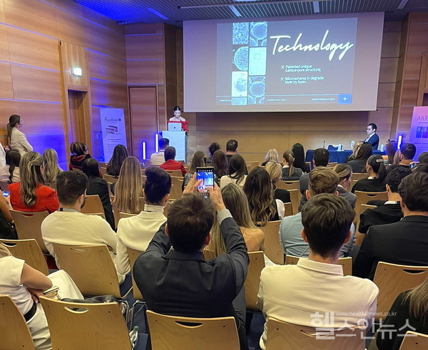 세계미용안티에이징학회‘AMWC’에서닥터발레리아달콜(ValeriaDalCol)이강의를진행하고있다.