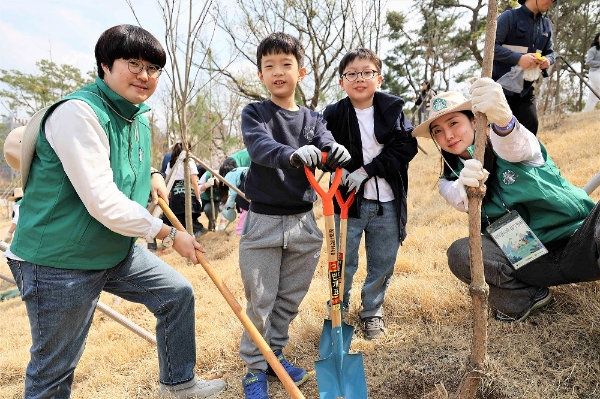 스타벅스가 문화재청과 손잡고 5일 종묘에서 식목일 기념 나무 심기 봉사활동을 진행했다. 행사에 참여한 어린이들과 스타벅스 파트너들이 식재 활동을 하고 있다. / 사진=스타벅스 제공
