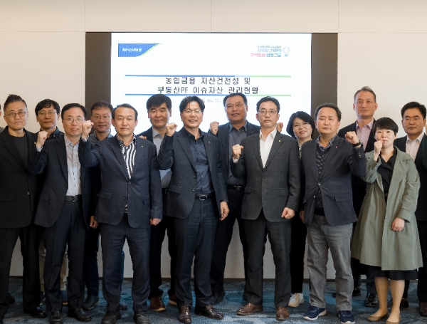 농협금융은 5일, 서울 여의도 소재 NH투자증권 회의실에서 2024년 2분기 리스크전략협의회를 개최했다. 강신노 농협금융 리스크담당 부문장(왼쪽에서 일곱 번째)과 임직원들이 기념촬영을 하고 있다. / 사진=농협금융 제공