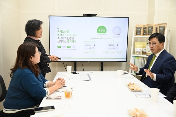 김춘진 한국농수산식품유통공사 사장(오른쪽 1번째), 심은숙 농업회사법인 (유)유기지기 대표(왼쪽 2번째)가 유기농산물 소비와 친환경 농업 발전방안 논의를 하고 있다. / 사진=농수산식품유통공사 제공