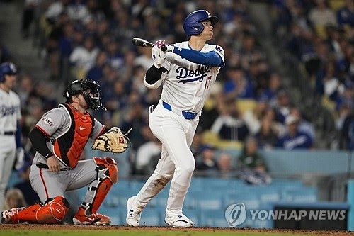 오타니 쇼헤이가 첫 홈런을 치고 있다.