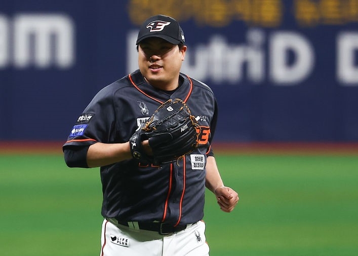 5일 서울 구로구 고척스카이돔에서 열린 2024 KBO리그 한화 이글스 대 키움 히어로즈의 경기, 1회말 한화 이글스 선발 류현진이 미소를 지으며 마운드에 오르고 있다.