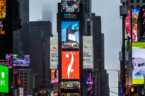 사진=삼성전자가 미국 뉴욕 타임스스퀘어에서 ‘비스포크 AI 패밀리허브’ 냉장고 영상으로 옥외광고를 선보이고 있다