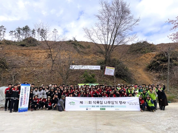 지난 5일 풀무원 연수원 풀무원아카데미는 제79회 식목일을 기념하여 중부지방산림청과 함께 진천군 문백면 은탄리 소재 국유지(면적 9.8ha)에서 나무심기 행사를 진행했다. 행사 후 참석자들이 기념 사진을 촬영하고 있다. / 사진=풀무원 제공