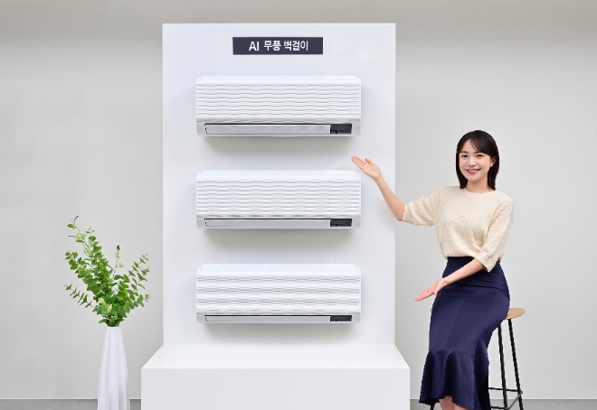 삼성전자 모델이 삼성스토어 청담점에서 '2024년 에너지효율개선사업 냉방 지원기기 보급사업자 선정' 공급 모델인 'AI 무풍 벽걸이'를 소개하는 모습
