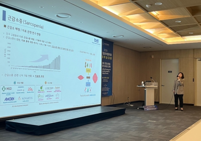 지난 4일과 5일 수원컨벤션센터에서 열린 '2024 한국응용약물학회 춘계학술대회'에서 매일헬스뉴트리션 사코페니아연구소 연구진이 연구결과를 발표하고 있다. / 사진=매일헬스뉴트리션 제공