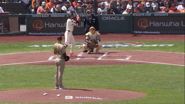 이정후 선수가 지난 5일(금), 한화생명 로고가 보이는 오라클 파크에서 열린 샌디에이고 파드리스와의 경기에서 1회말 타석에 들어서 있다. / 사진=한화생명 제공