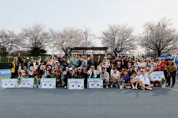 NH농협은행 올원뱅크 아마추어 테니스 대회 참가자들이 단체 사진 촬영을 하고 있다. / 사진=NH농협은행 제공