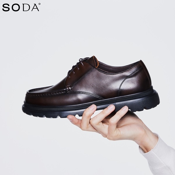 소다, 심플한 디자인의 남성 유팁 스타일 정장화 'AGM402' 시리즈 제안