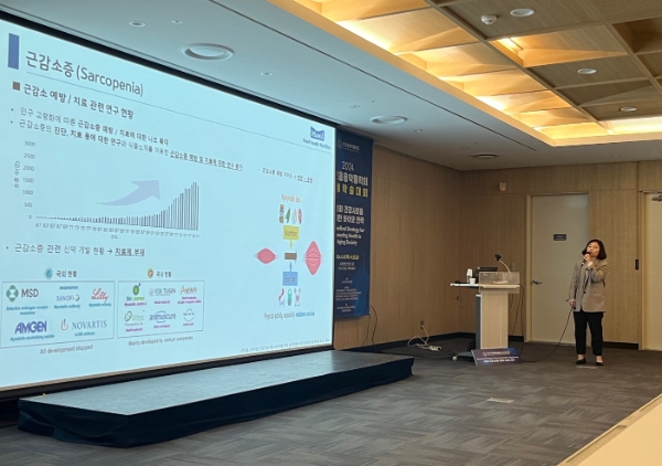 수원컨벤션센터에서 열린 '2024 한국응용약물학회 춘계학술대회'에서 연구결과를 발표하고 있는 매일헬스뉴트리션 사코페니아연구소 연구진