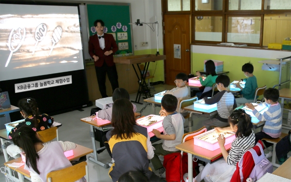 사진=4월5일 수내초의 체험학습에서 샌드아트전문강사가 강의하고 있는 모습.