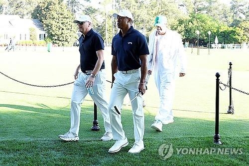 사진=마스터스가 열리는 오거스타 내셔널 골프클럽 답사에 나선 타이거 우즈