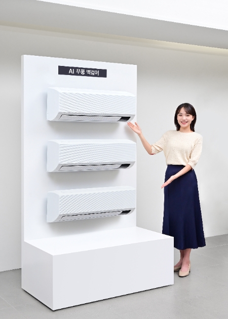 삼성전자는 정부의 ‘저소득층 에너지효율개선사업’ 냉방 지원기기 보급 사업자로 3년 연속 선정됐다고 8일 밝혔다. 사진은 삼성전자 모델이 삼성스토어 청담점에서 '2024년 에너지효율개선사업 냉방 지원기기 보급사업자 선정' 공급 모델인 'AI 무풍 벽걸이'를 소개하는 모습. (사진 = 삼성전자 제공)