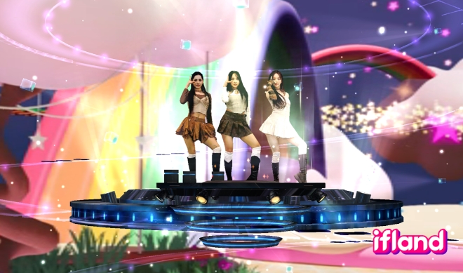 SK텔레콤(SKT)은 메타버스 서비스 ‘이프랜드’가 자체 기획한 다국적 메타버스 아이돌 ‘트리플 아이즈(Triple iz)’의 첫 음원 ‘Halla(할라)’를 발표하고 글로벌 XR 쇼케이스를 진행한다고 8일 밝혔다. 사진은 이프랜드 XR 리얼리티 드라마에서 ‘트리플 아이즈’가 홀로그램 무대를 하는 모습. (사진 = SKT 제공)