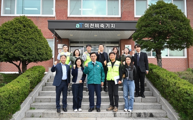 김춘진 한국농수산식품유통공사 사장(앞줄 왼쪽 세 번째)과 관계자들이 기념 촬영하고 있다. / 사진=한국농수산식품유통공사 제공