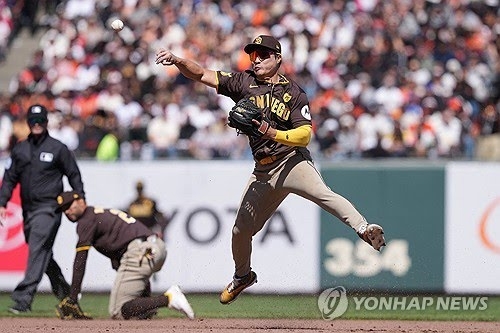 수비하는 김하성