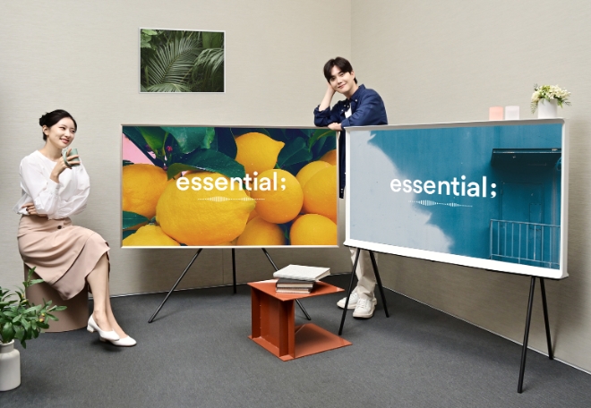 사진=삼성전자 모델이 삼성스토어 대치점에서 스마트 TV 전용 앱스토어 앱스(Apps)에 추가된 음악 큐레이션 서비스 essential; 애플리케이션을 소개하고 있다.