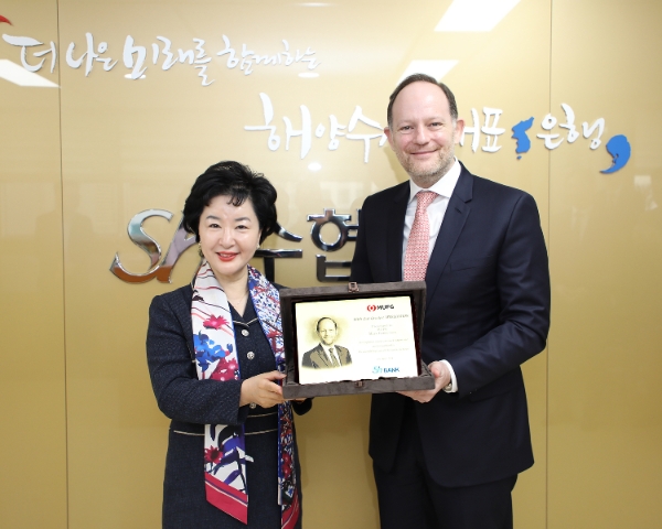 간담회를 마친 강신숙 은행장(왼쪽)이 MUFG은행 마크 헨더슨(Mark Henderson) 아시아지역 총괄대표에게 감사패를 전달하고 기념촬영을 하는 모습. / 사진=Sh수협은행 제공