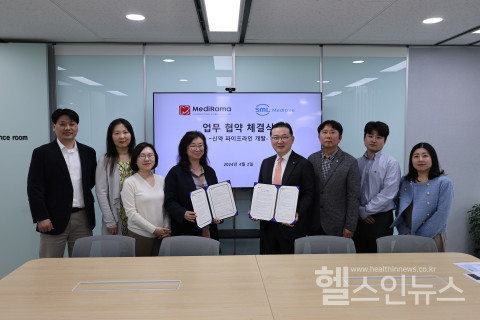SML메디트리의이동수대표(오른쪽에서네번째)와메디라마의문한림대표(왼쪽에서네번째)가협약서에서명했다