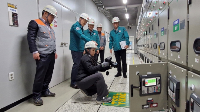 서철수 전력계통본부장(왼쪽에서 두 번째 민방위복)이 원주변전소에서 현장 점검을 진행하고 있다. / 사진=한국전력공사 제공