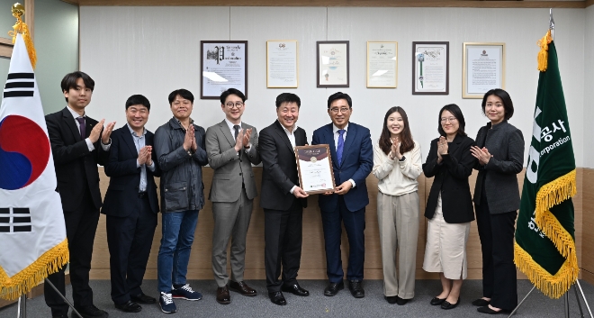 김춘진 한국농수산식품유통공사 사장(왼쪽 여섯 번째), 김동성 영국 킹스턴 왕립구 의원(왼쪽 다섯 번째), 배찬효 런던 한류 페스티벌 총감독(왼쪽 세 번째)이 관계자들과 기념 촬영하고 있다. / 사진=한국농수산식품유통공사 제공