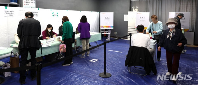 제22대 국회의원 선거일인 10일 서울 용산구 이촌2동 제3투표소에서 유권자들이 투표에 참여하고 있는 모습. (사진 = 뉴시스)