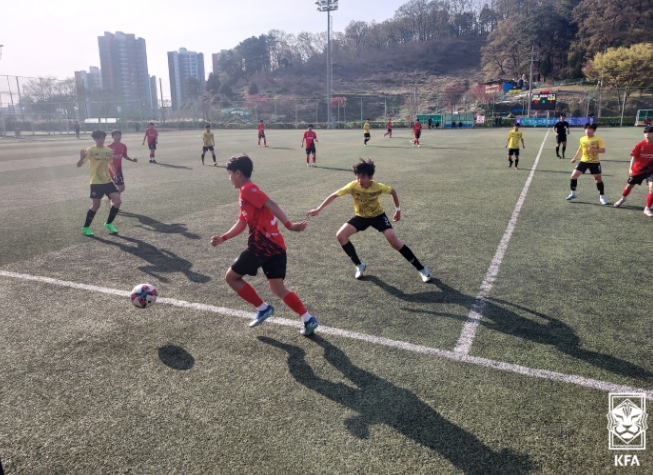 사진=대성중이 직지FCU15에 3-0 승리를 거뒀다. 사진은 대성중(빨간색 유니폼)과 직지FCU15 간 경기 장면.