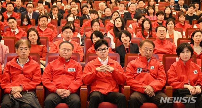 한동훈 국민의힘 비상대책위원장과 윤재옥 원내대표를 비롯한 참석자들이 10일 오후 서울 여의도 국회도서관에 마련된 개표상황실에서 출구조사 발표를 시청하고 있는 모습. (사진 = 뉴시스)