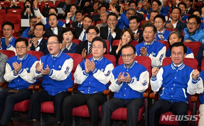 이재명 더불어민주당 대표, 이해찬·김부겸 상임공동선거대책위원장 등이 10일 오후 서울 여의도 국회 의원회관에 마련된 제22대 국회의원선거 개표 상황실에서 방송사 출구조사 결과를 지켜보며 환호하고 있는 모습. (사진 = 뉴시스)