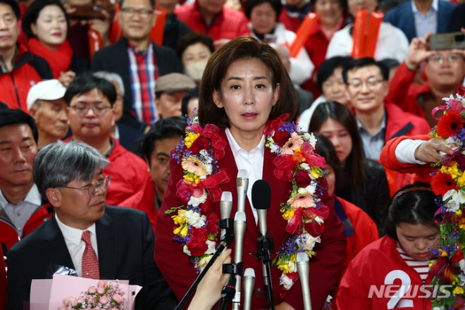 서울 동작구을에 출마한 국민의힘 나경원 후보가 11일 서울 동작구에 마련된 본인의 선거사무실에서 당선 확실이 되자 소감을 말하고 있는 모습. (사진 = 뉴시스)