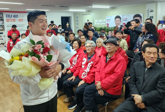 김재섭 국민의힘 도봉갑 후보가 11일 서울 도봉구에 마련된 선거사무소에서 당선이 확실시 되자 기뻐하고 있는 모습. (사진 = 뉴시스)